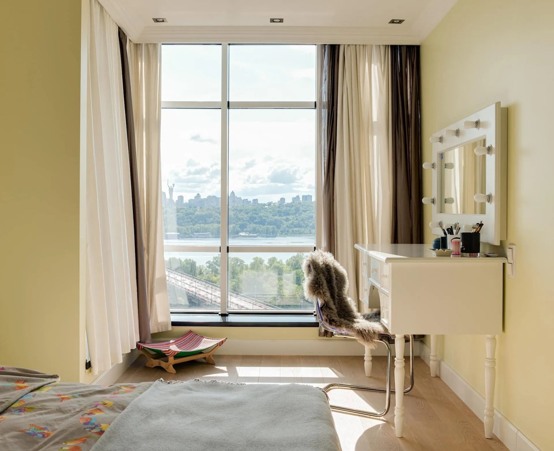 Bedroom vanity desks